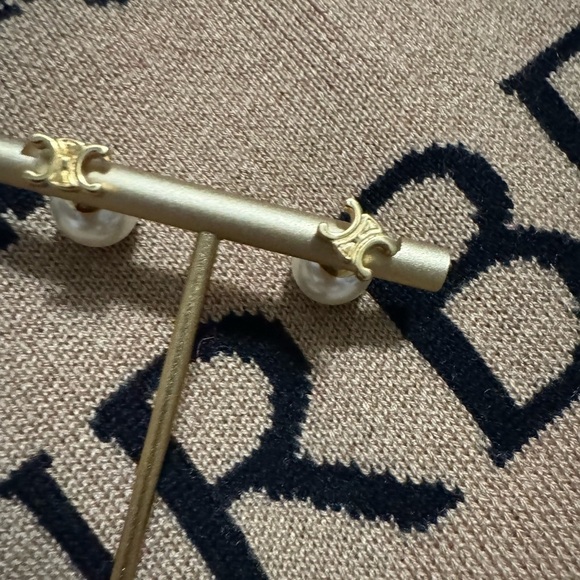 New - Icon “fashion” earrings. Price is firm. - Picture 4 of 4